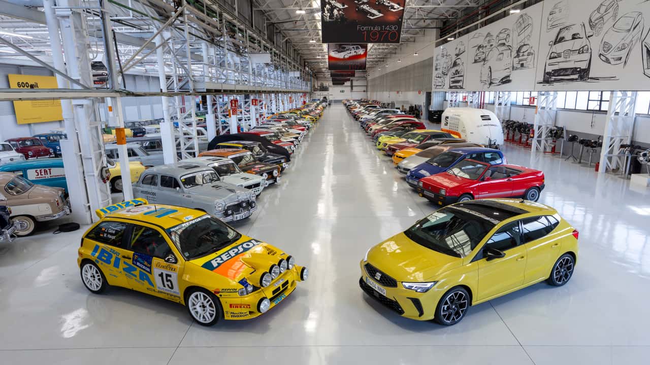 SEAT amplía la Nave A-122 con 57 nuevos coches históricos.