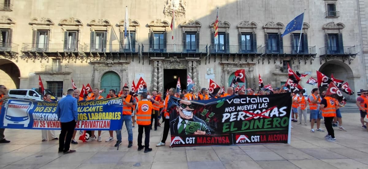 Alicante | Sin revisión del bus en Alicante: el PP defiende el servicio con más usuarios; la izquierda reclama controles