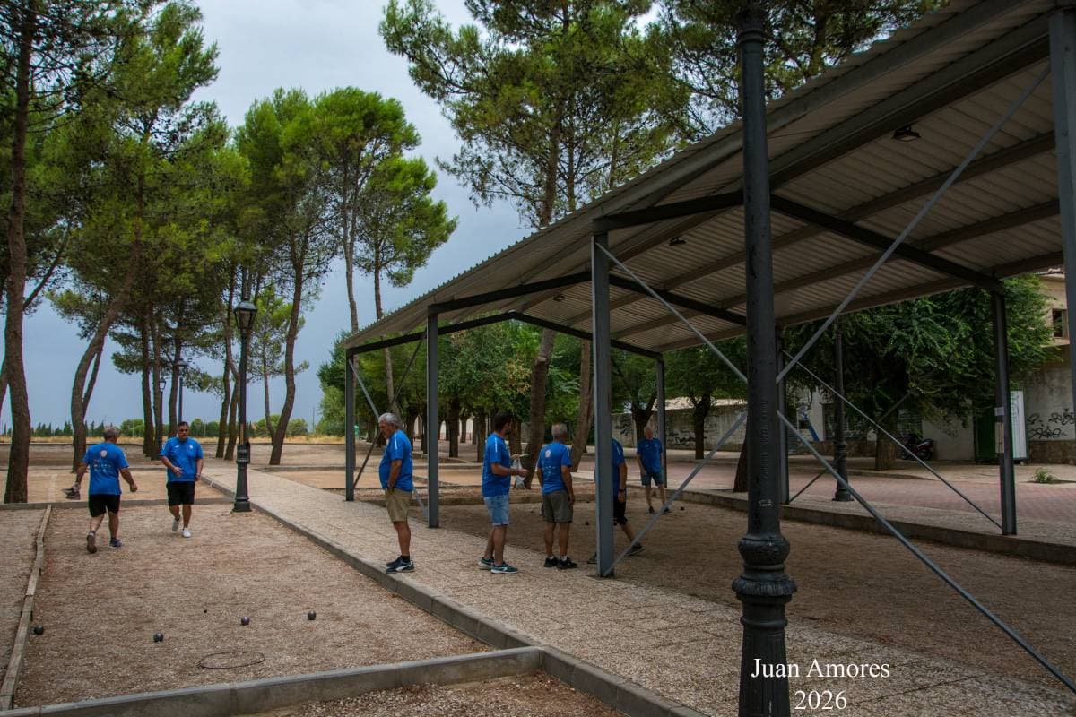 La petanca resiste en las zonas rurales de España: “Es un deporte que sigue calando hondo por lo accesible que es”