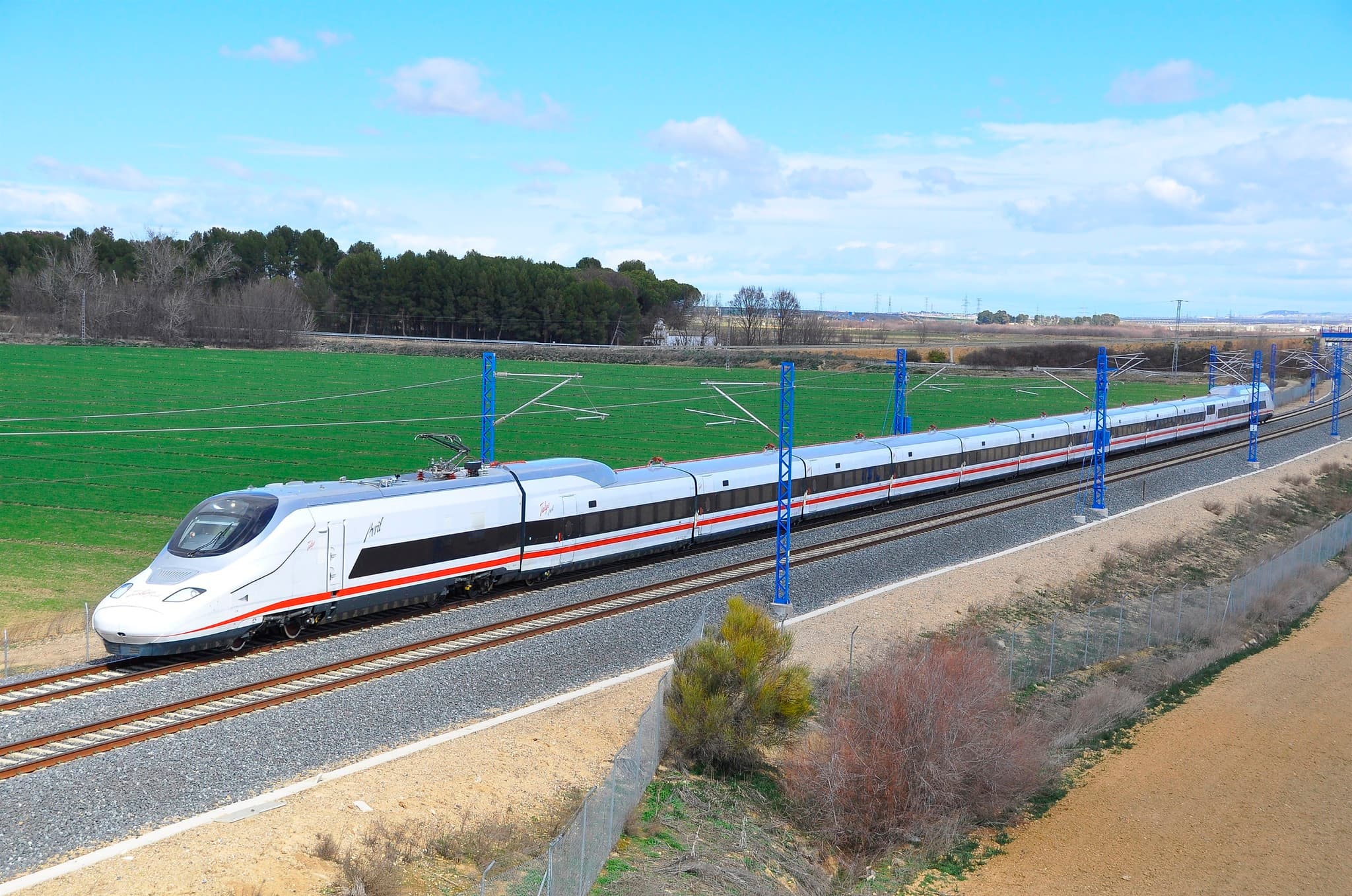 Renfe prepara 30 trenes para llevar sus AVE a Portugal en 2030