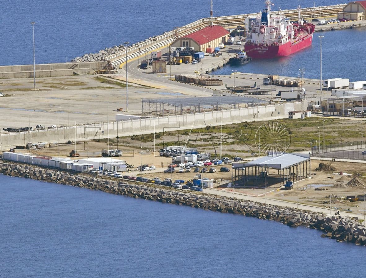 Firmas para evitar el asentamiento de inmigrantes en el puerto