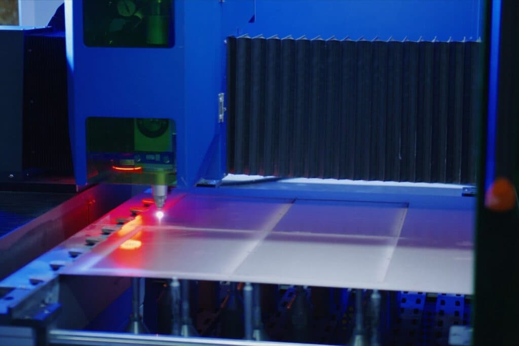 Dispararon un láser contra una lámina de plástico PET y lograron algo insólito: cada pulso genera unos 10 billones de nanodiamantes
