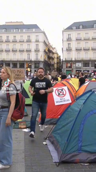 La IA nos permite imaginar cómo sería tener a Juan Ramón Rallo entrevistando a gente en la acampada de Sol.