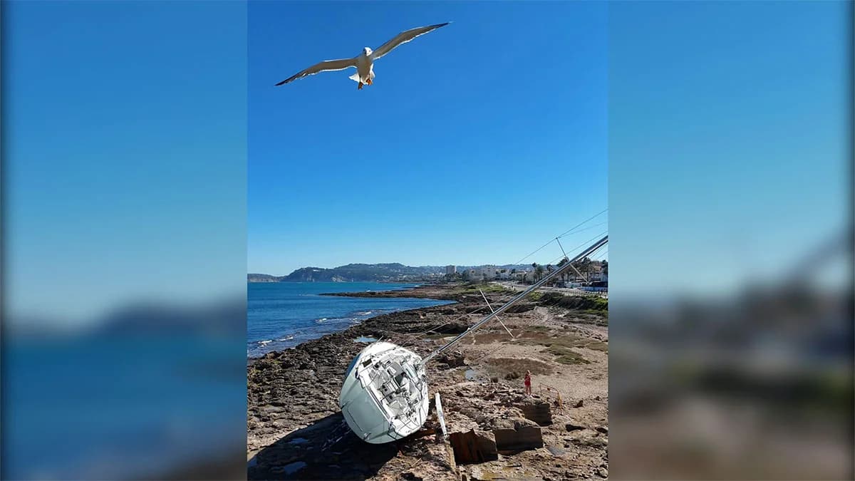 Costas autoriza la retirada por tierra del velero Bau Bau, encallado en Xàbia desde hace más de un año