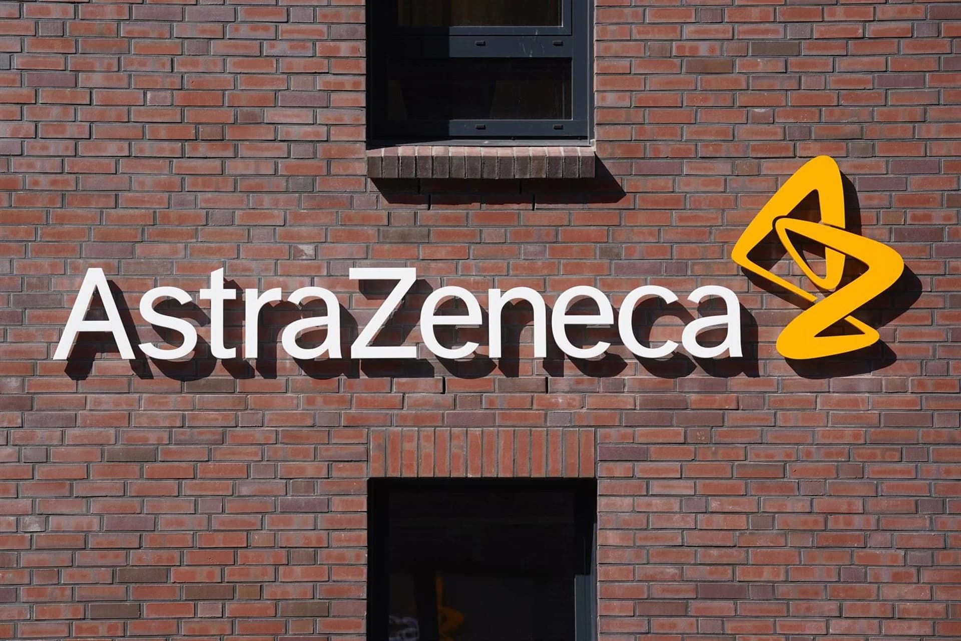 AstraZeneca baja más de un 7% entre rumores sobre una megafusión con Bristol Myers Squibb