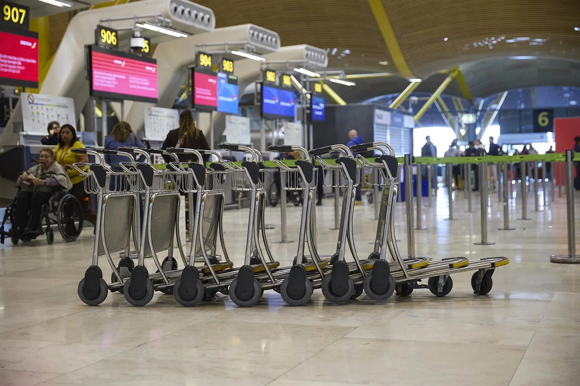 Un retraso o cancelación de vuelo cuesta una media de 340 euros extra a los pasajeros españoles, según AirHelp