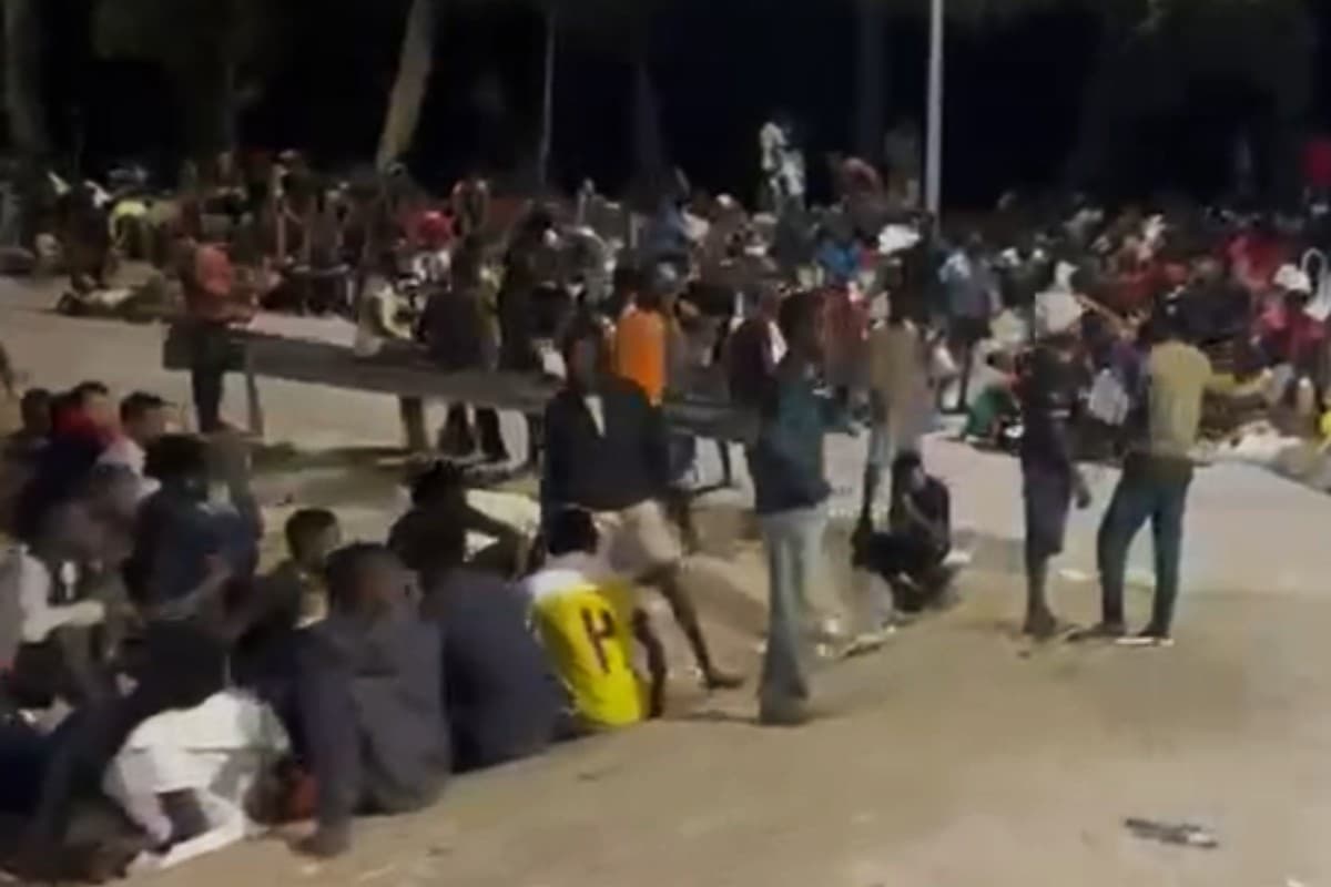 Más de 400 inmigrantes ilegales subsaharianos aprovechan el caos en El Tarajal para entrar en Ceuta por el vallado fronterizo