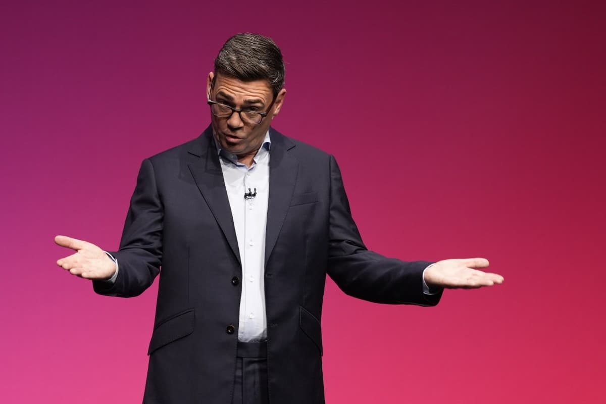 Burnham se escora a la extrema izquierda y prepara un giro para Reino Unido: más Estado, nacionalizaciones y acercamiento a las élites de Bruselas