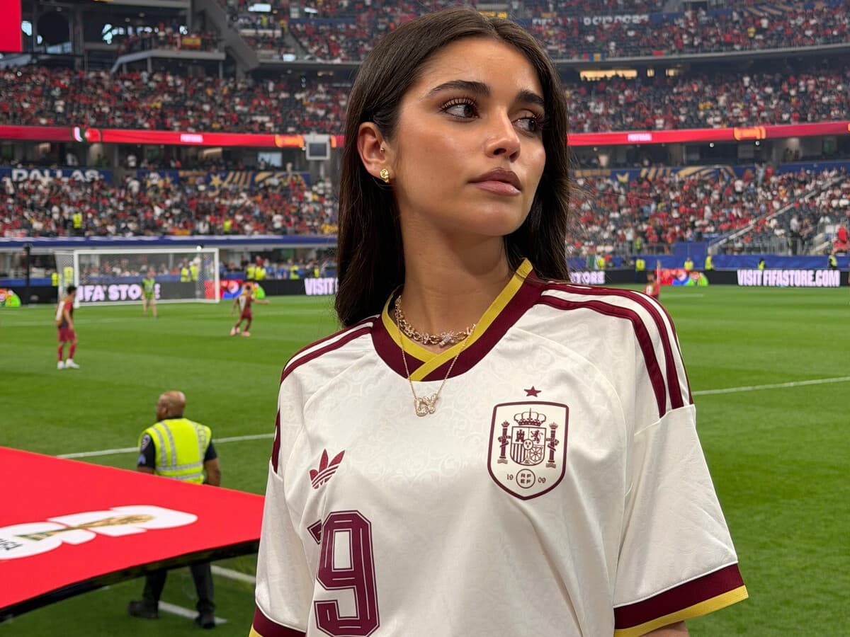 Gemma Muñoz, experta en moda, sobre la camiseta de España: "Ha pasado lo que ocurrió con las zapatillas deportivas y las sudaderas hace años: han dejado de verse como una prenda deportiva. En los años 90 las Spice Girls ya llevaban camisetas de fútbol y chándales de Kappa"