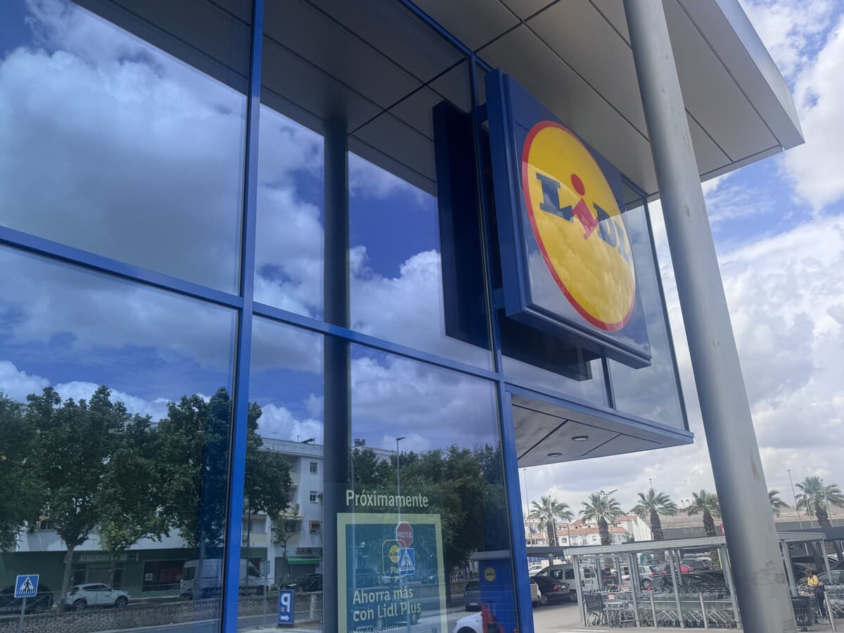 Llega a Lidl, hoy 27 de julio, la solución barata y definitiva para borrar las manchas del coche o el sofá