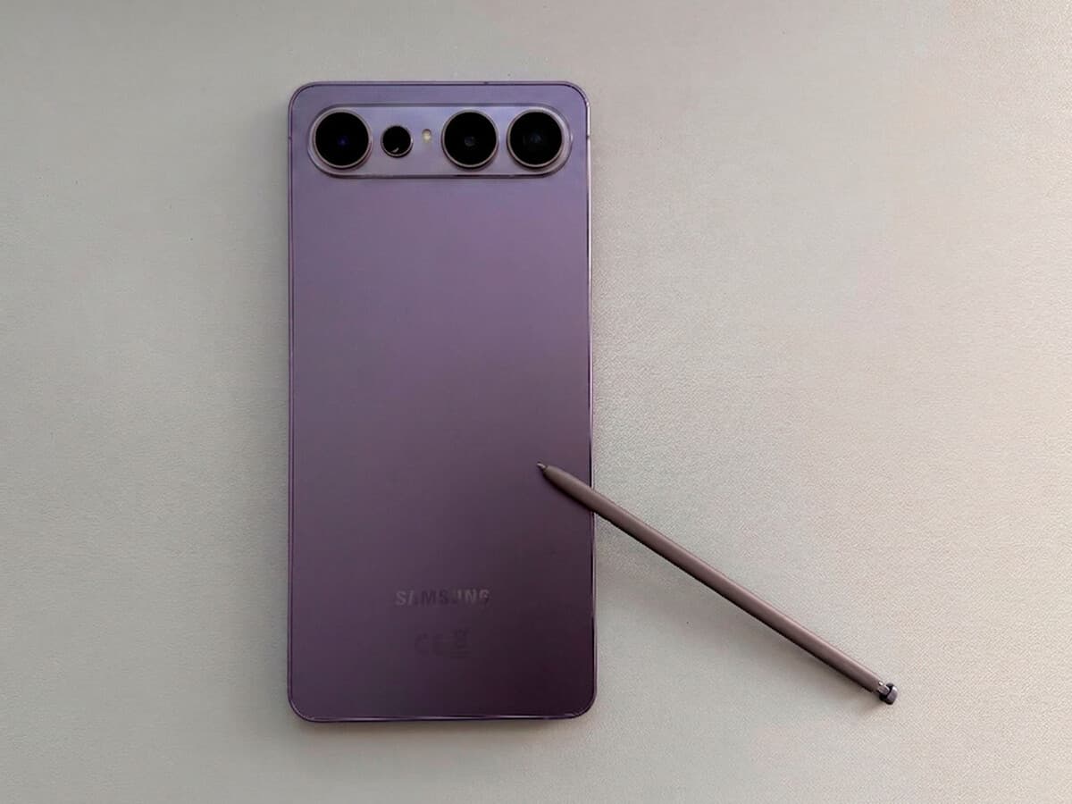 Se acabaron los Galaxy que cojean cuando los dejas bocabajo sobre la mesa. Samsung se plantea un nuevo diseño para sus cámaras