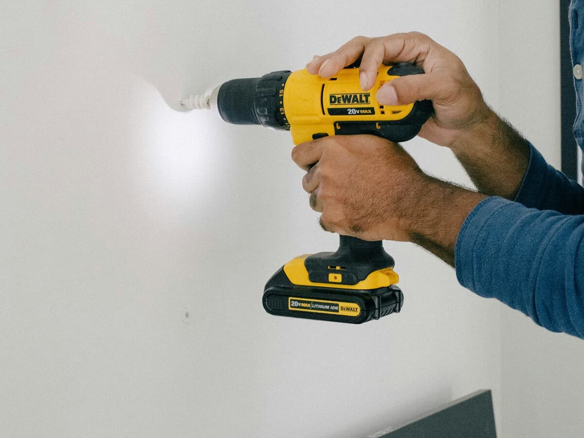 Se acabaron los taladros: un estudiante de ingeniera ha inventado un tecnología que permite colgar objetos en la pared sin hacer agujeros ni usar clavos