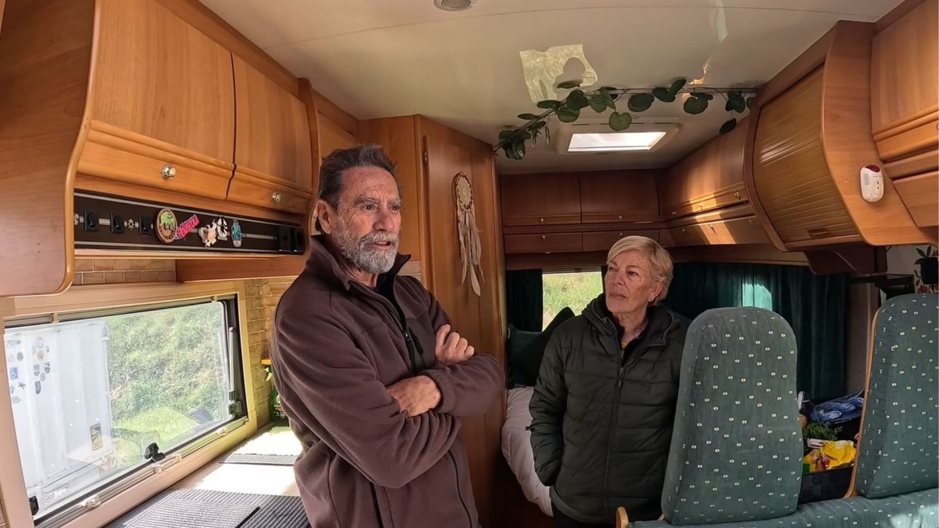 Fernando y Ana, pensionistas, viven en autocaravana: "La reparamos nosotros. Nos costó más de 1.600 euros y fueron 5 meses de trabajo muy duro, pero ahorramos. Solo en pintura nos pedían 3.000"
