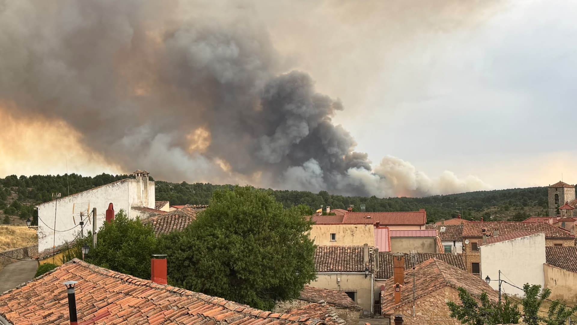 Alerta en Guadalajara: un incendio forestal avanza sin control y obliga a evacuar un municipio