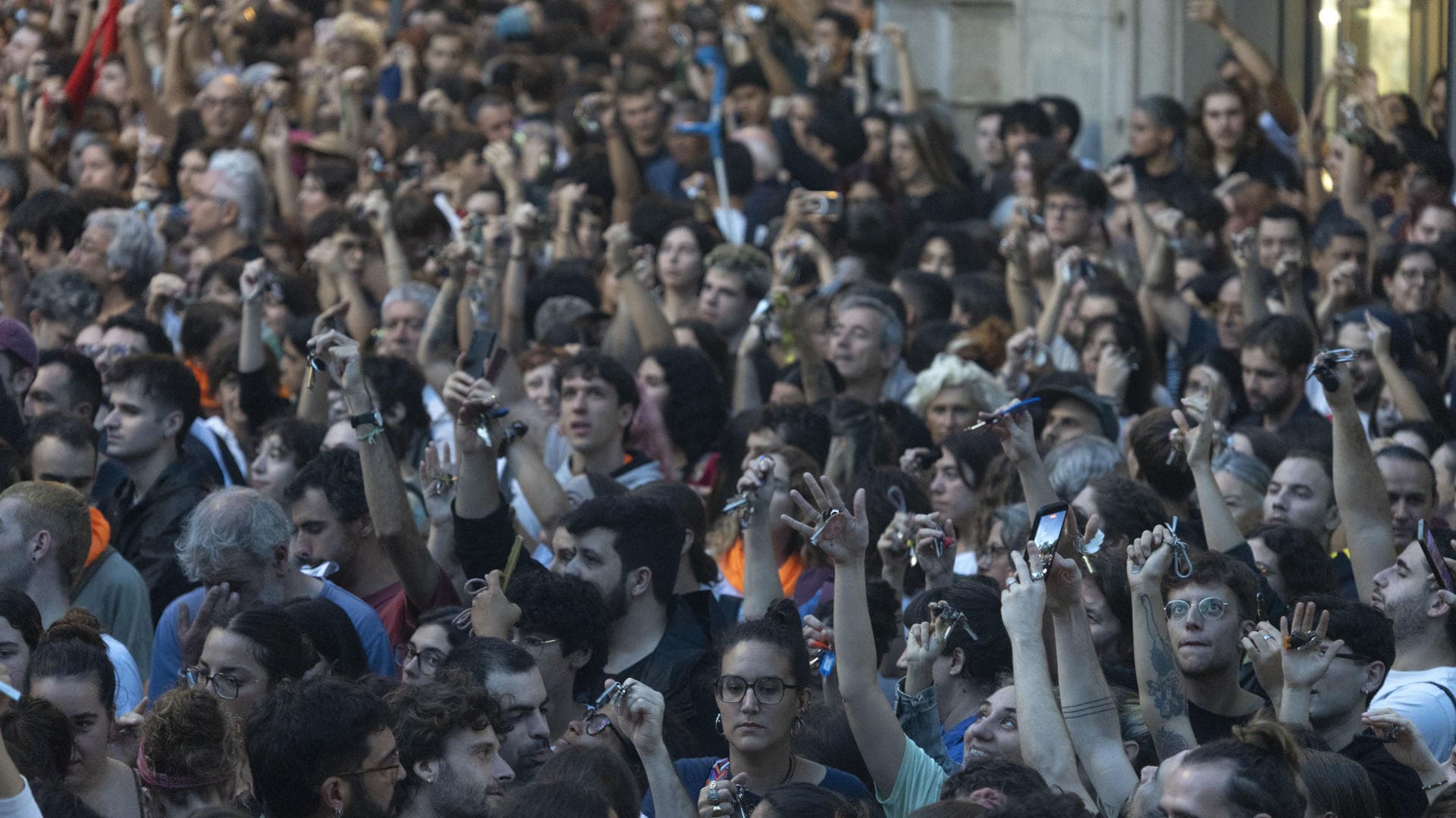 Disturbios, quema de contenedores y cargas policiales en Barcelona tras una protesta por la vivienda