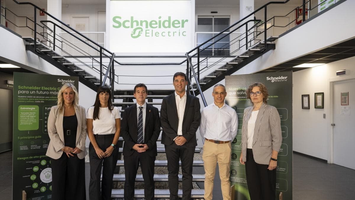 La planta de Schneider en Puente la Reina sustituye su plástico de un solo uso por cartón y papel reciclado