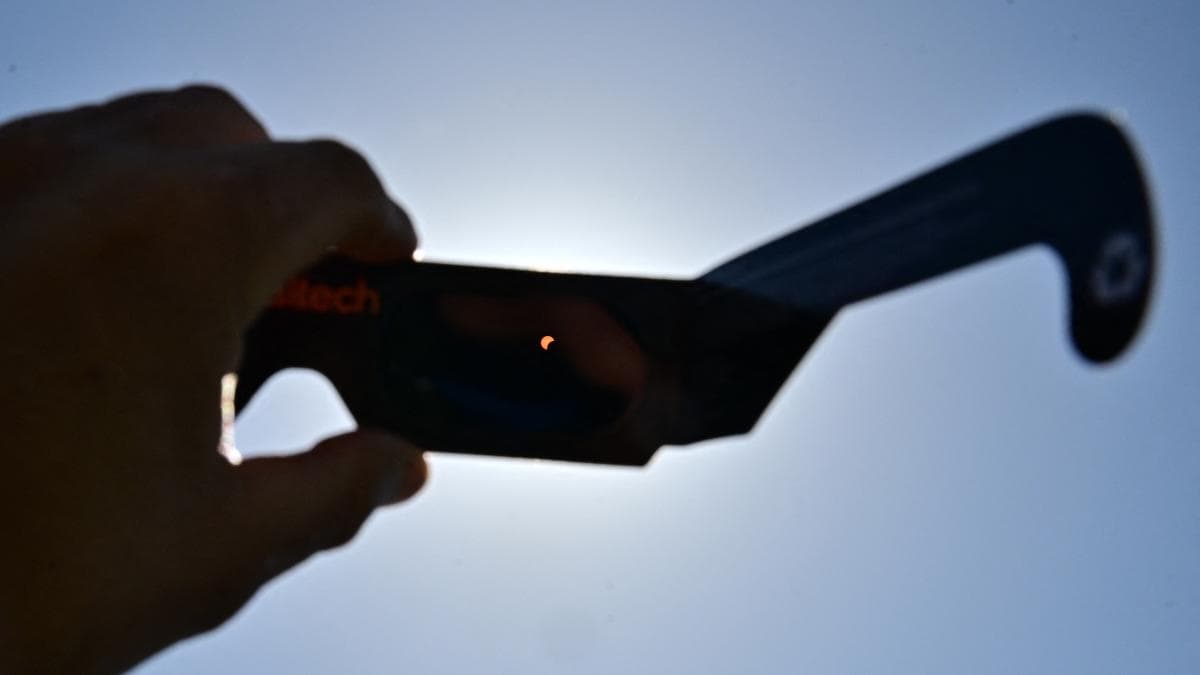 Estas son las gafas que deberás comprar para el eclipse total de Sol del 12 de agosto, según la OCU