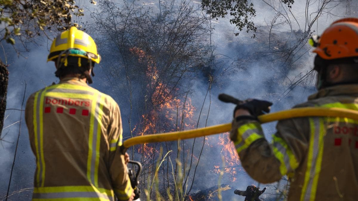 Illa anuncia el cierre de las Gavarres por el incendio de La Bisbal (Gerona), que podría quemar 30.000 hectáreas