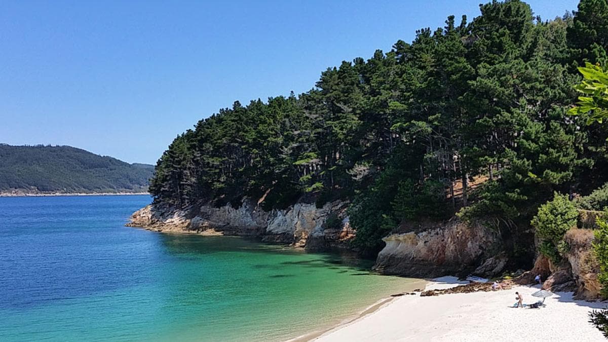 La playa de la Mariña lucense que esconde un pasado minero tras su arena blanca