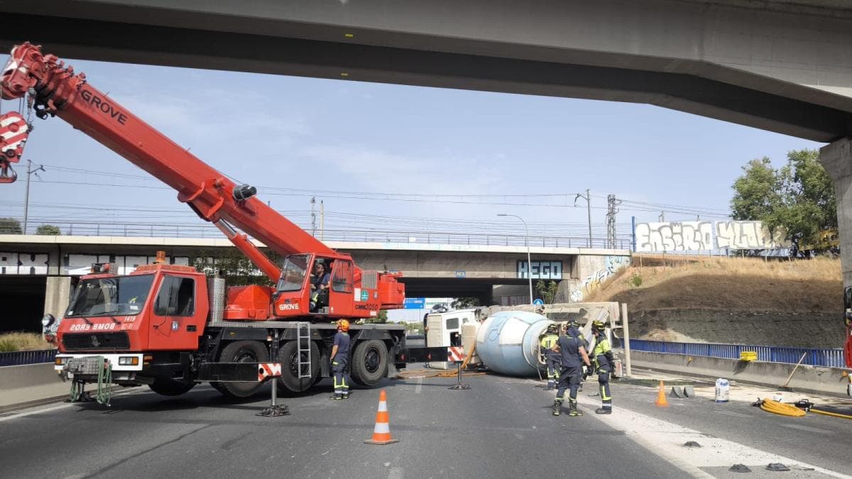 Cortada la M-40 en el entorno de Mercamadrid tras el vuelco de una hormigonera