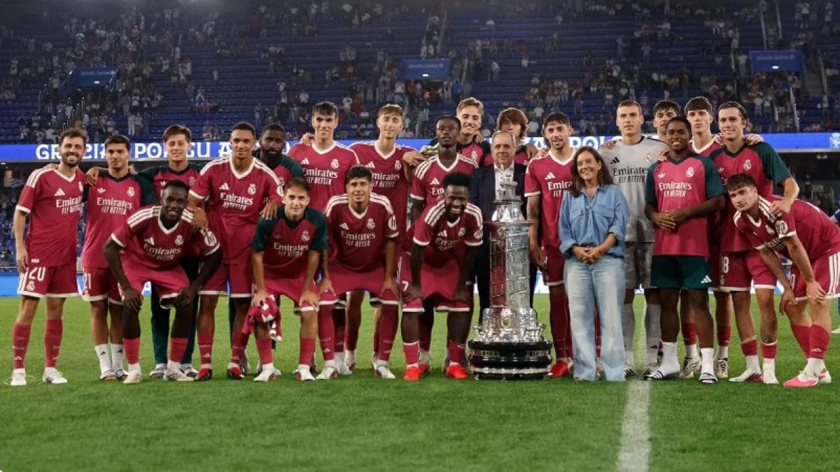 El momentazo del Teresa Herrera: Lunin no puede con el trofeo y recibe la ayuda de Valverde para levantarlo