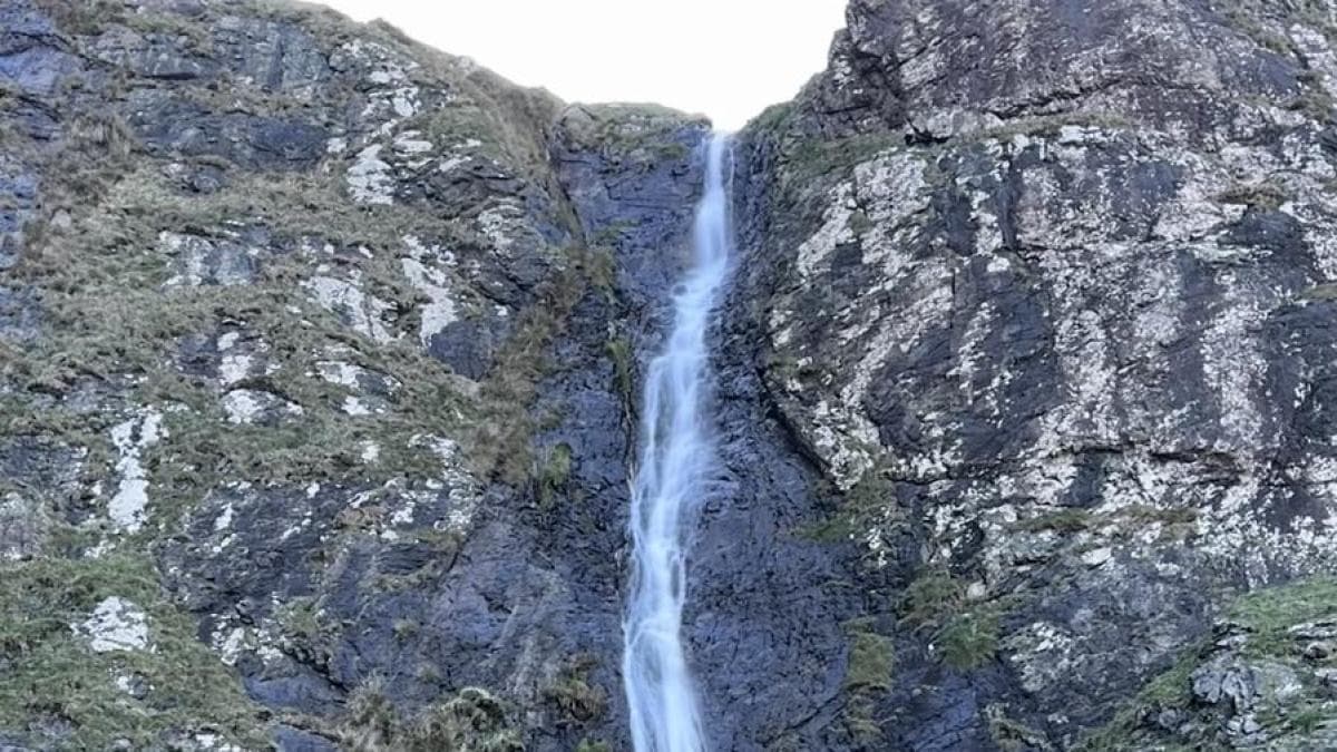 Esta es una de las cascadas más altas de Galicia y cae directamente sobre el océano