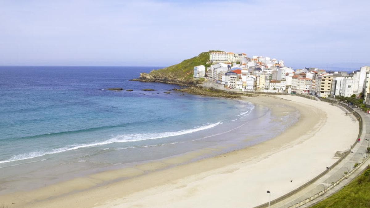 Malpica ofrece «adoptar» una playa: el novedoso plan para convertir a los ciudadanos en los guardianes de su costa