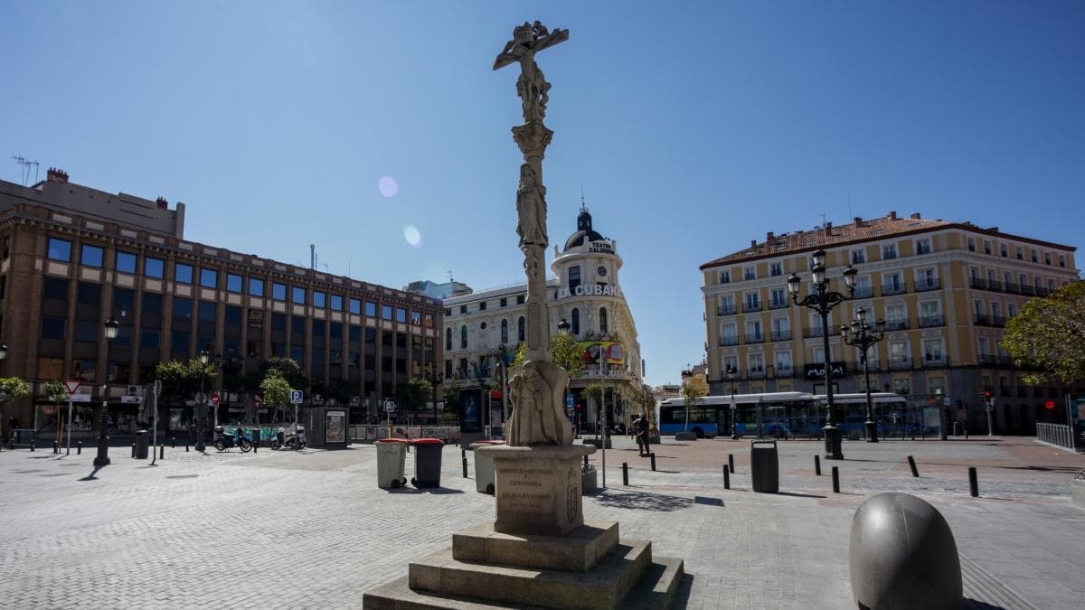 4,5 metros de altura y 1,7 toneladas de granito: así será la gran cruz que coronará una céntrica plaza de Madrid