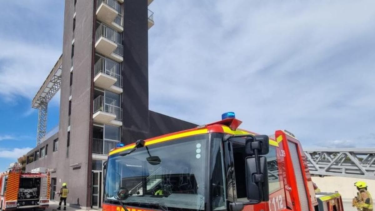 Alicante refuerza los Bomberos con un Puesto de Mando Avanzado y una vehículo con escalera de altura