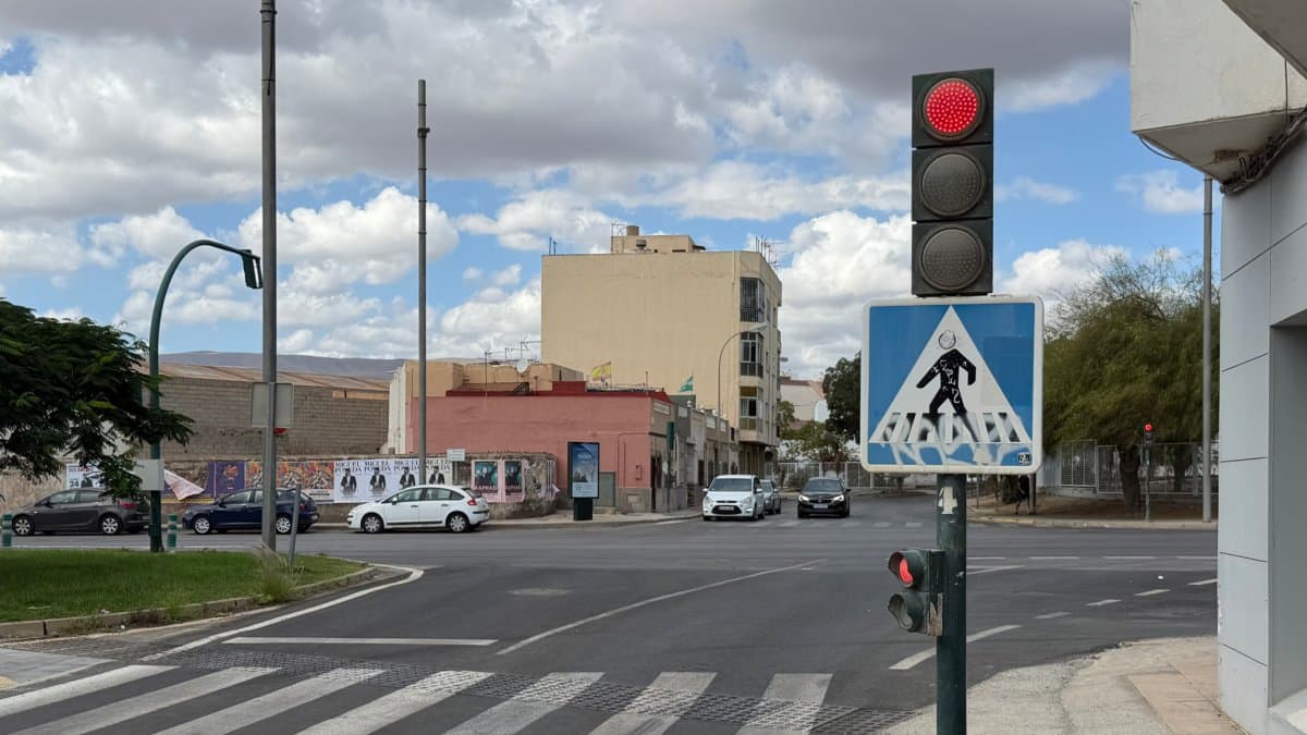 La nueva norma de tráfico obliga a cambiar los semáforos en Almería: La Goleta pide soluciones