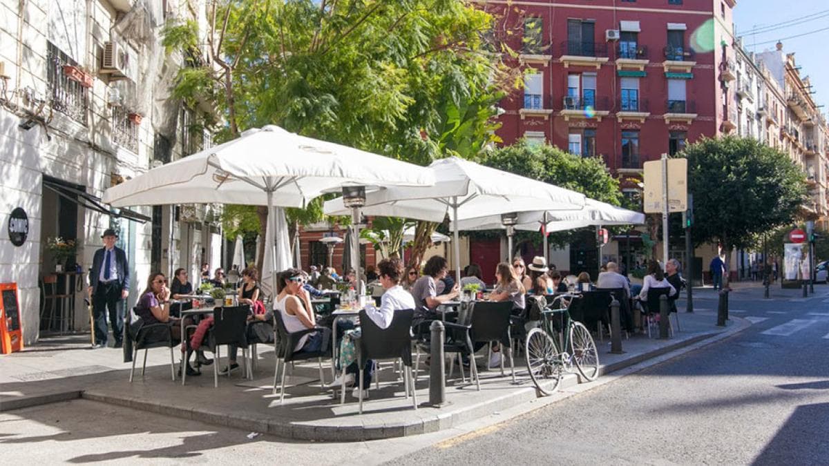Pide la cuenta en un bar, paga en efectivo y no da crédito a lo que trae el camarero en el ticket: "Que dé la talla"