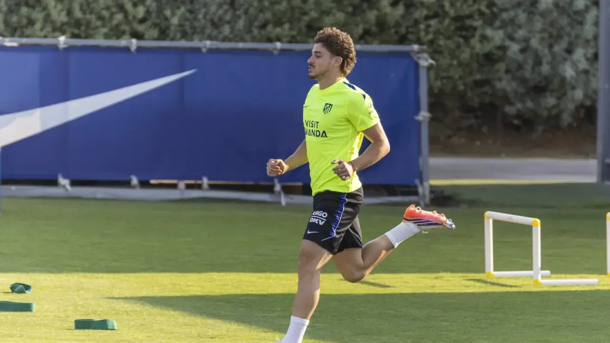Julián Alvarez trabajó con normalidad en una sesión en la que fue el único delantero del Cholo