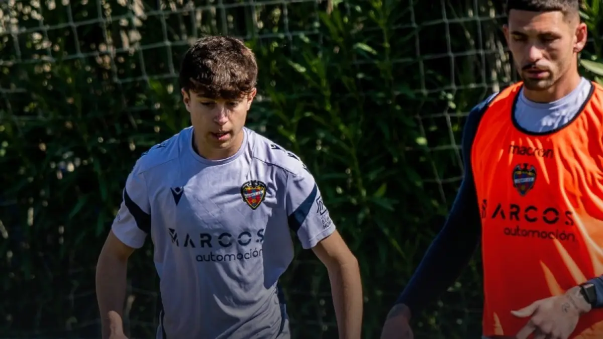 Solo tiene 15 años y ya es uno más del primer equipo del Levante