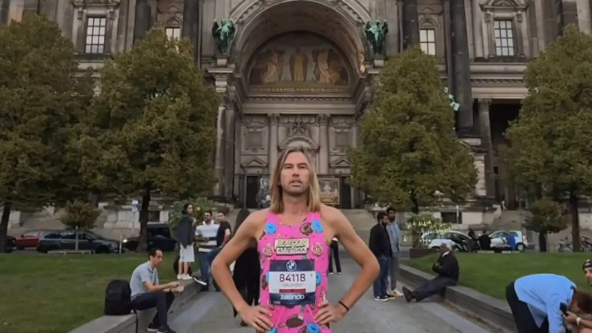 Iskander Yadgarov desafía los límites del maratón y logra un increíble récord mundial: corre en Crocs en Berlín y firma un tiempo de 2:30:03