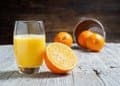 El zumo de naranja ayuda al bienestar mental y la salud metabólica en la menopausia, según estudios