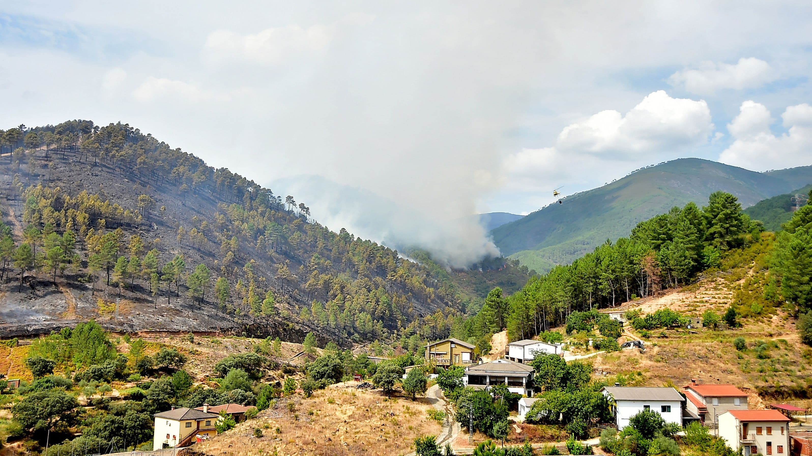 El fuego de Las Hurdes evoluciona de forma favorable con retorno de vecinos a sus casas y alquerías desconfinadas