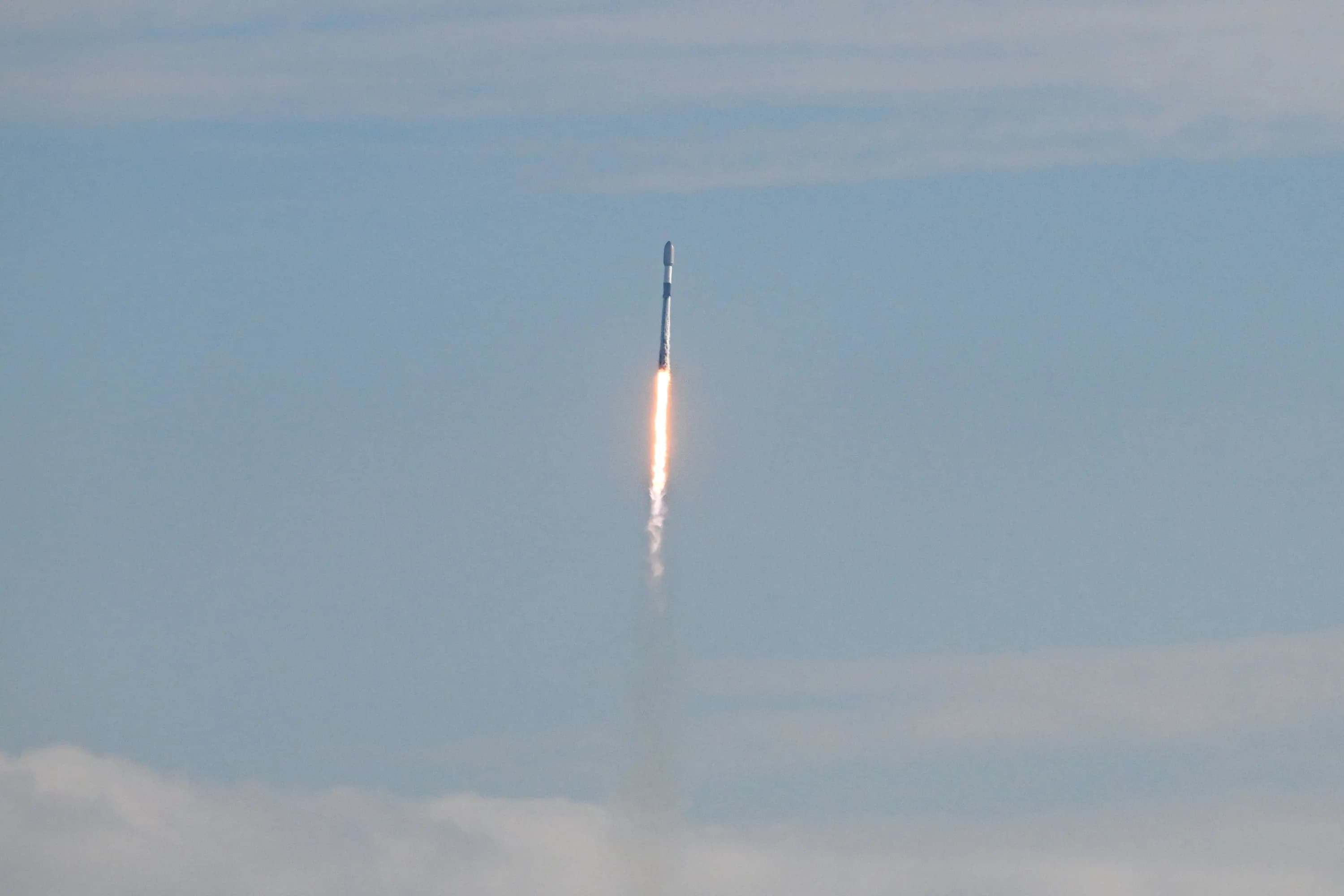 SpaceX rompe un nuevo récord: lanza dos cohetes Falcon 9 con solo 38 minutos de diferencia