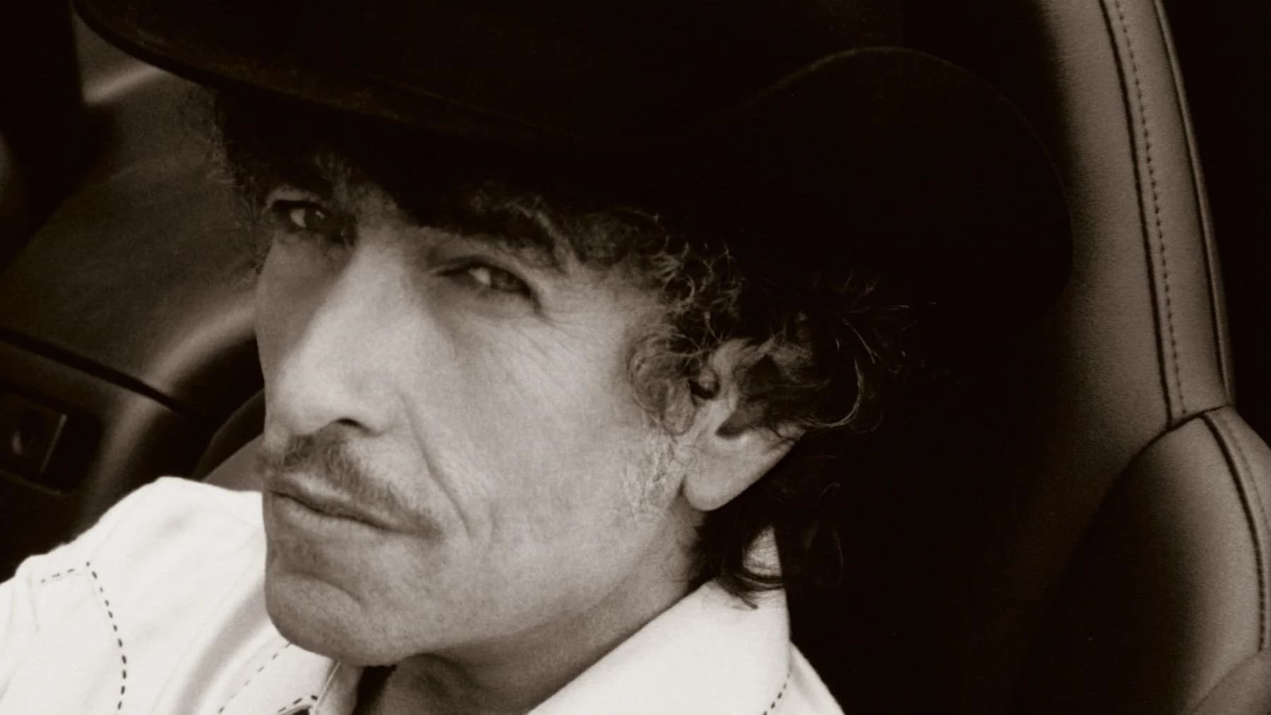 Bob Dylan (85 años), músico y premio Nobel de Literatura: «Ser famoso puede ser una gran carga. Jesucristo fue crucificado porque se hizo notar. Entonces yo desaparezco a menudo»