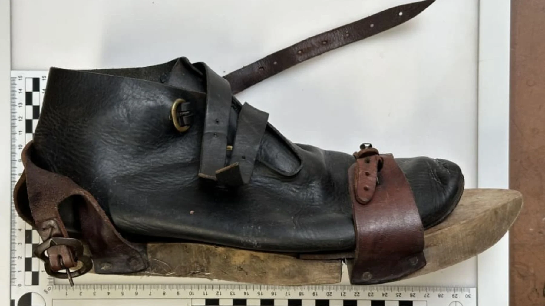 La arqueología celebra un hito sin precedentes: recuperan una colección de 44 zapatos del imperio Romano que se usaban en las termas entre los siglos I y III