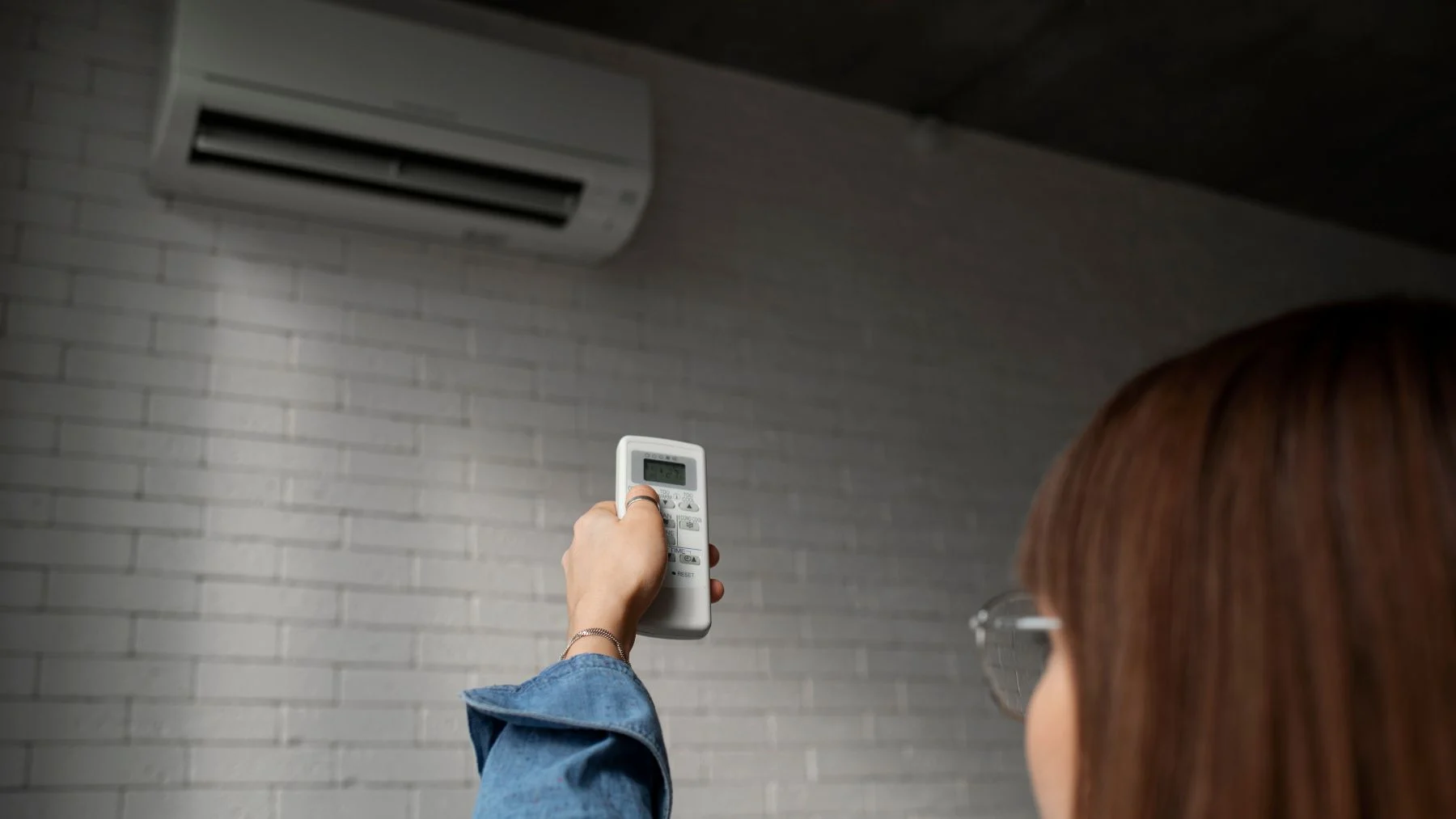 La Ley de Propiedad Horizontal lo confirma: multas de hasta 3.000 euros para los propietarios por instalar el aire acondicionado en la fachada del edificio