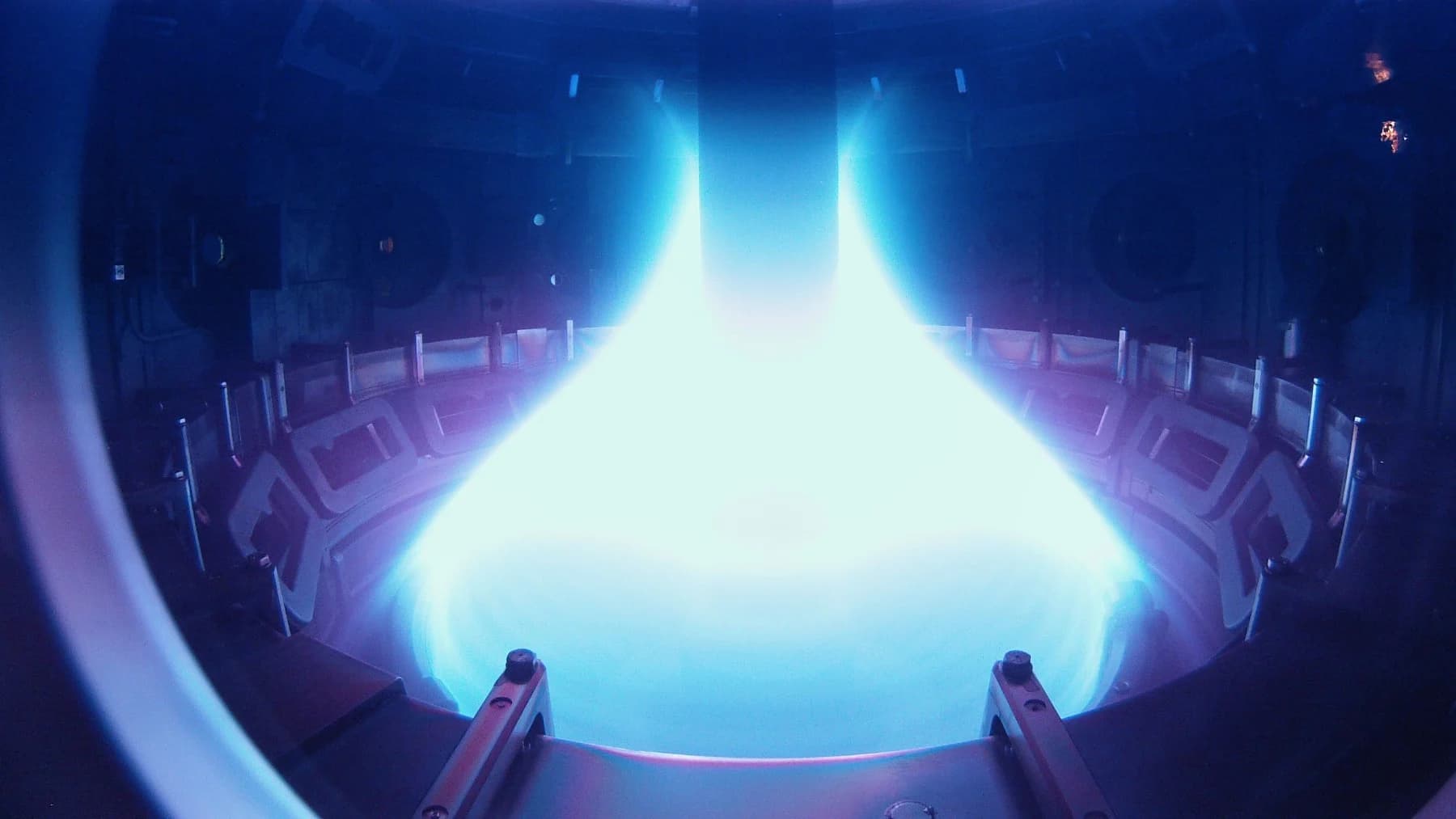 Récord en la fusión británica: 1.100 plasmas a 30 millones de grados y un truco de luz para controlarlos