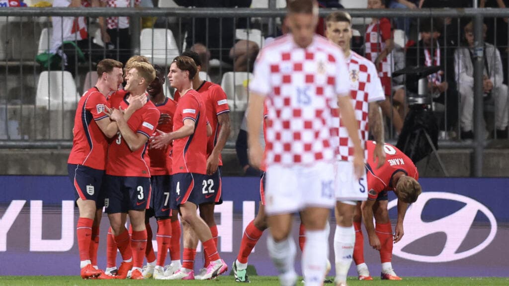 La campeona mundial España sigue su racha, Inglaterra aplasta a Croacia