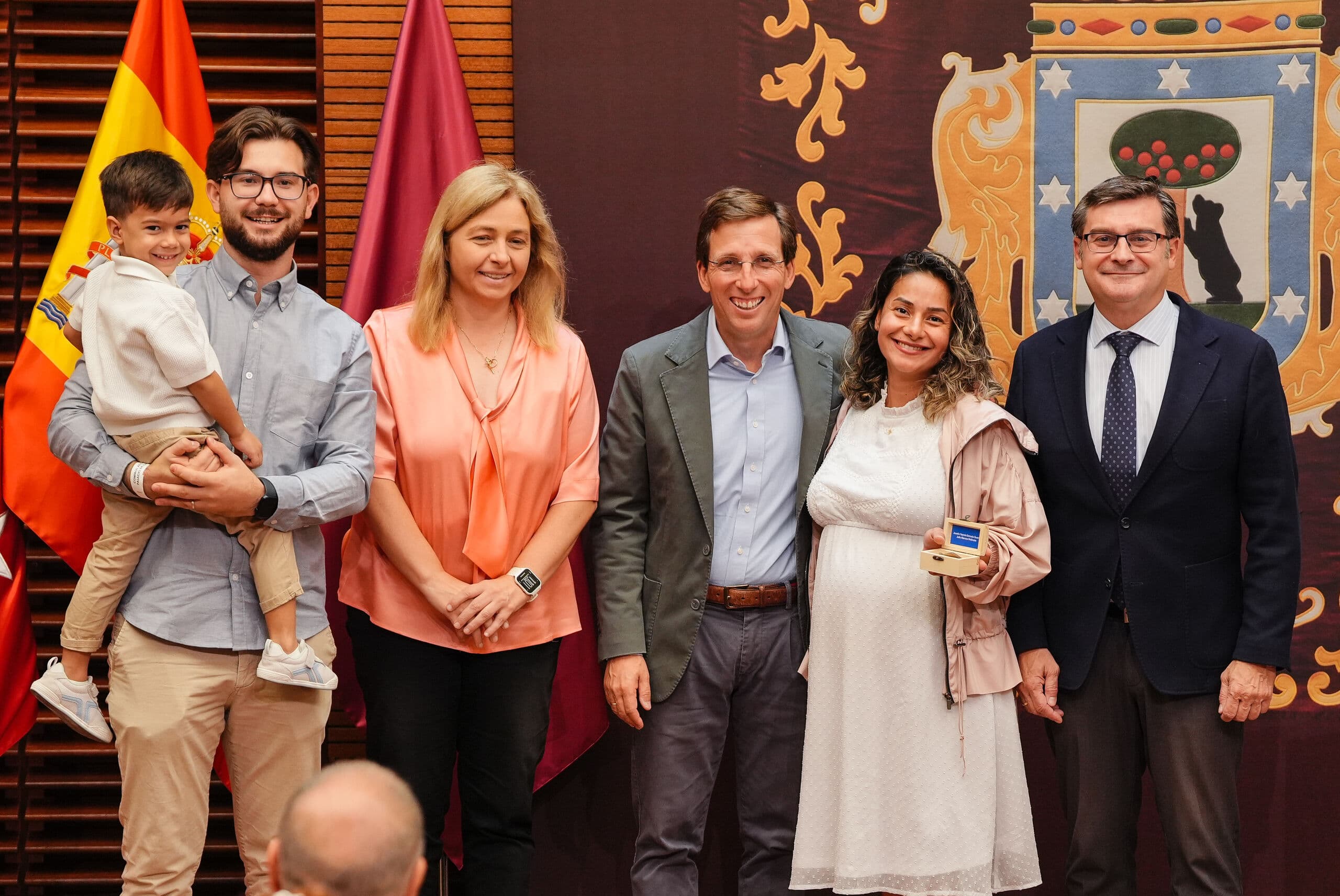 Madrid entrega su casa asequible número 5.000 en pleno bloqueo por la vivienda en el Congreso