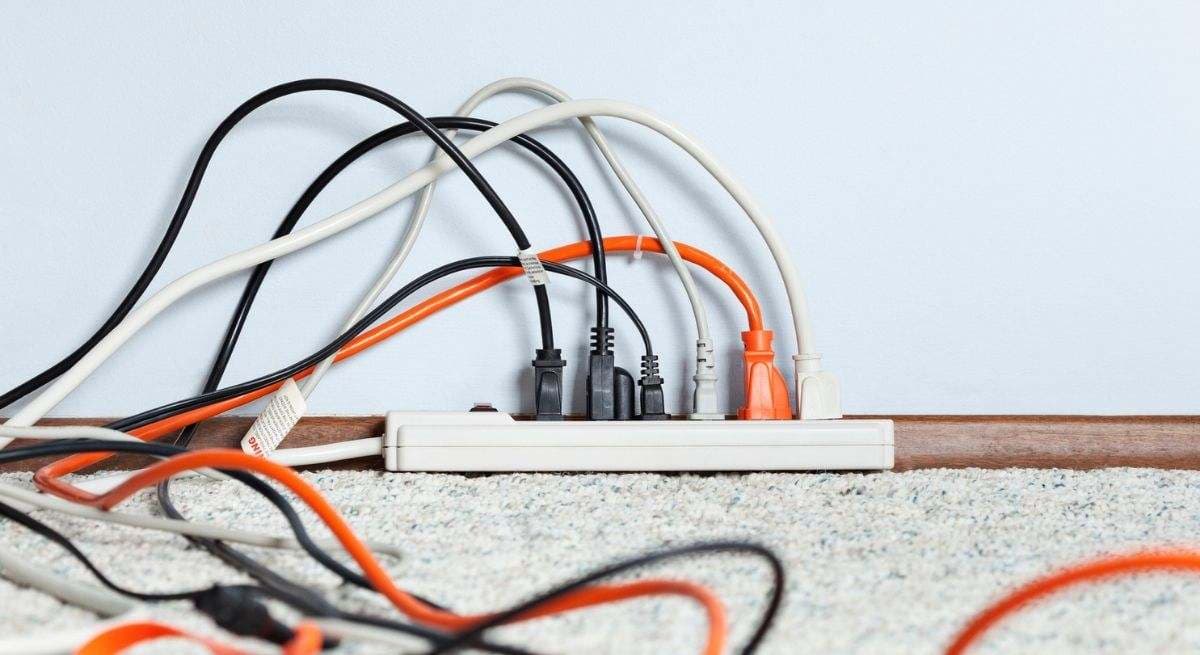 Adiós a la regleta llena de cargadores encendidos todo el día: los enchufes inteligentes son el futuro del hogar