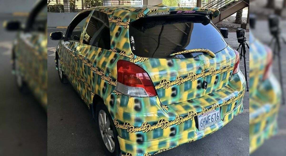 Experto en ciberseguridad cubrió su coche con un patrón de pegatinas y lo convirtió invisible para radares y cámaras