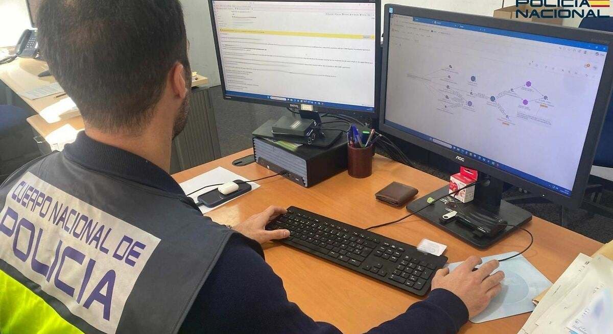 La Policía Nacional detiene a tres personas por estafar miles de euros mediante inversiones falsas por WhatsApp