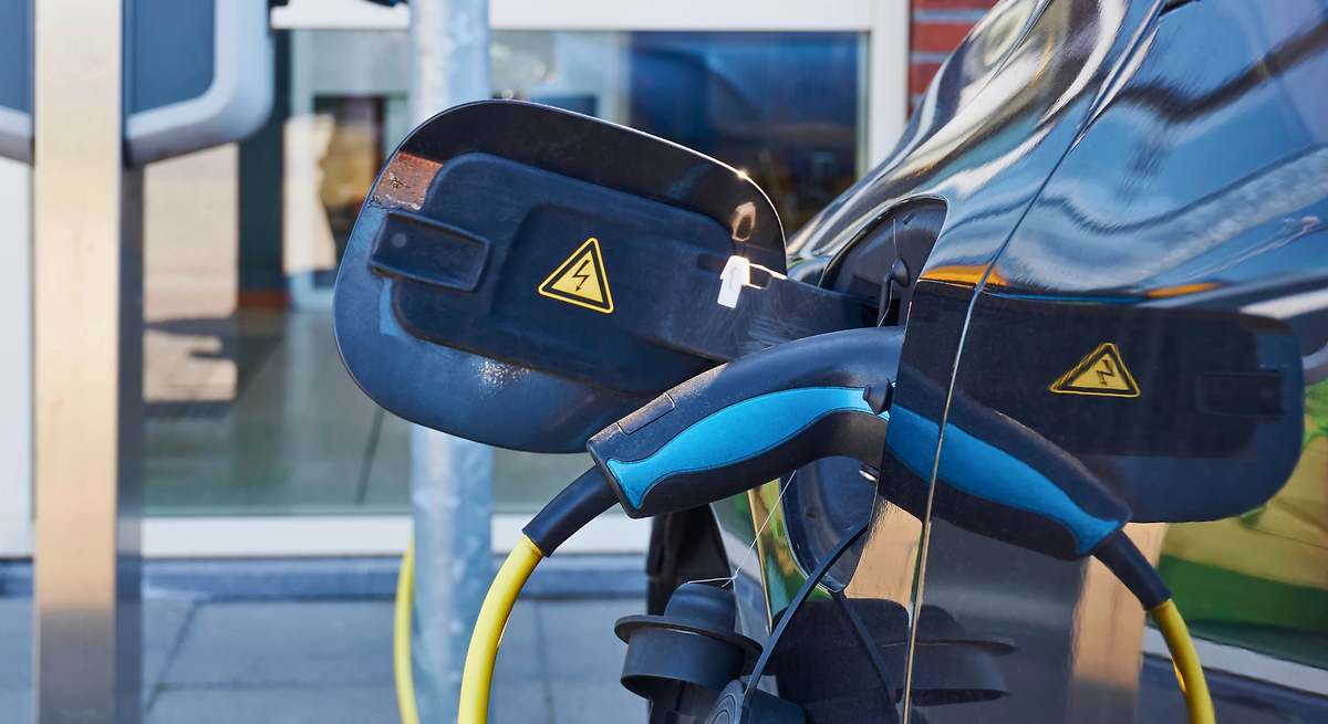 Los expertos coinciden: "El mantenimiento de un coche eléctrico es más barato que el de gasolina, pero su reparación más cara puede costar miles de euros"