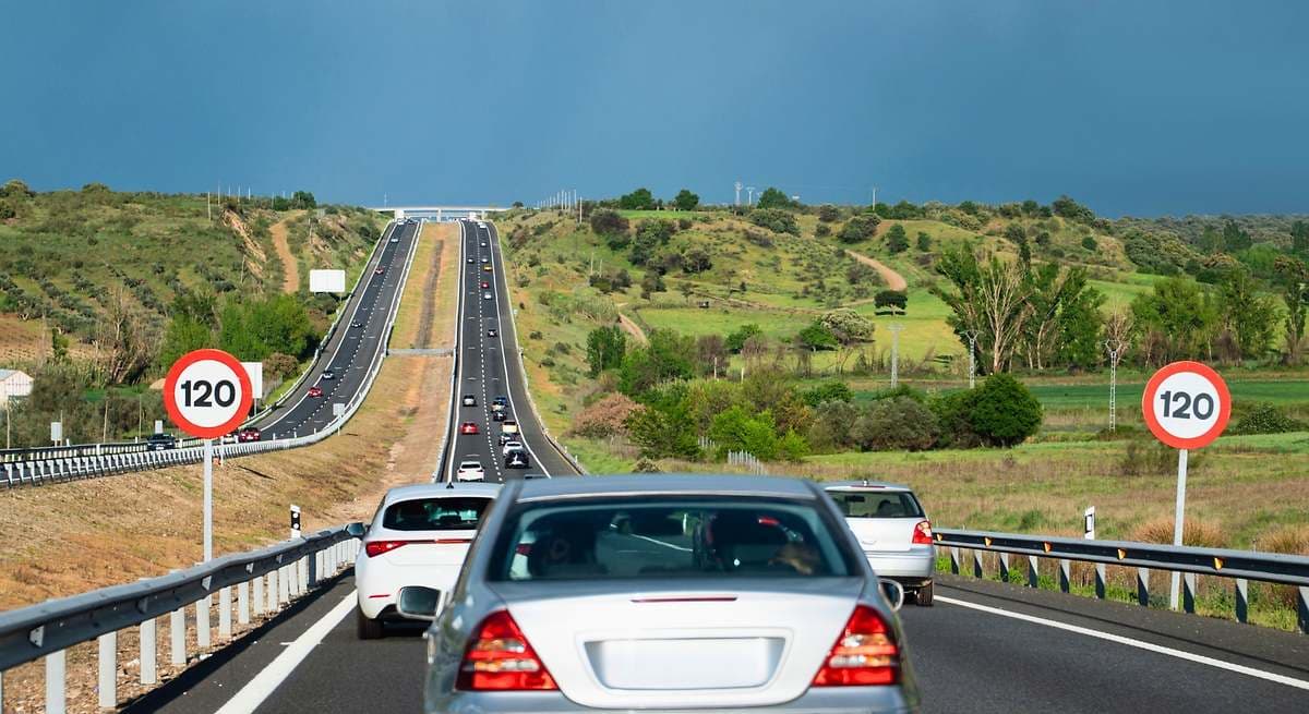 La DGT confirma el nuevo sistema de velocidad variable a partir del 1 de octubre: los 120 km/h dejarán de estar garantizados en las autopistas
