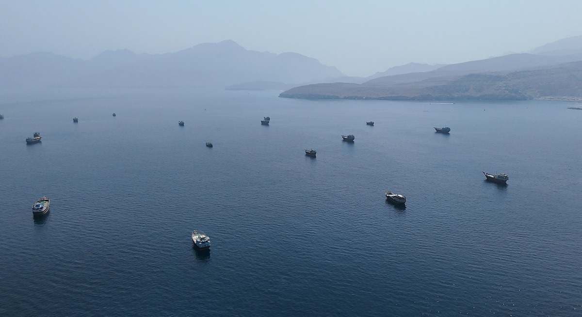 Las reservas de petróleo evitan un repunte del crudo tras seis meses de crisis en Ormuz