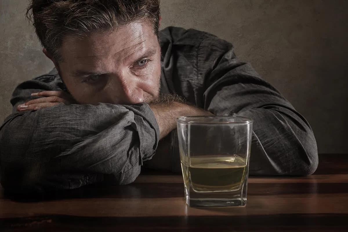 El BOE oficializa la tasa 0,0 alcohol para noveles y profesionales: multa de 500 euros y 4 puntos